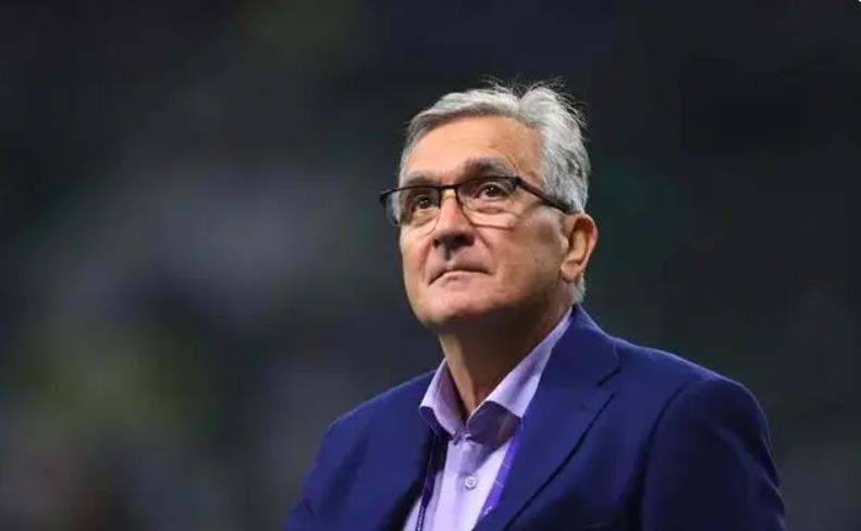 不是150万，男足新帅合同曝光，8人教练组敲定，第一把火太意外