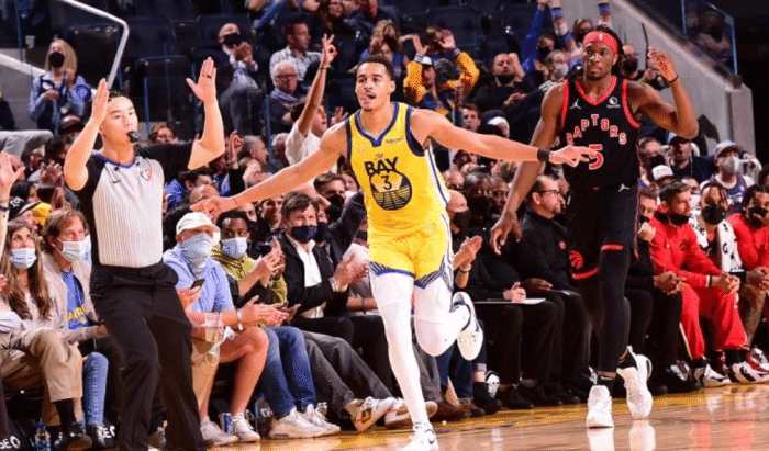 维金斯谈轰32+7：赛前库里总跟我说隔扣唐斯那件事 不出汗不行了！