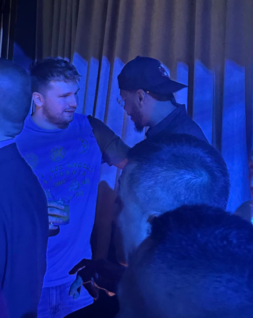 加拿大夜店庆祝夺铜曝光！亚历山大率队狂欢 东契奇安东尼现身并寒暄