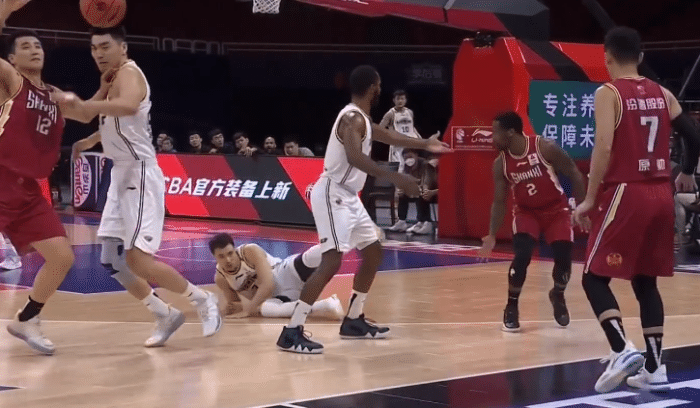 杨鸣不满！费尔德怒斥赵继伟假摔，西蒙斯压哨三分+钉板大帽