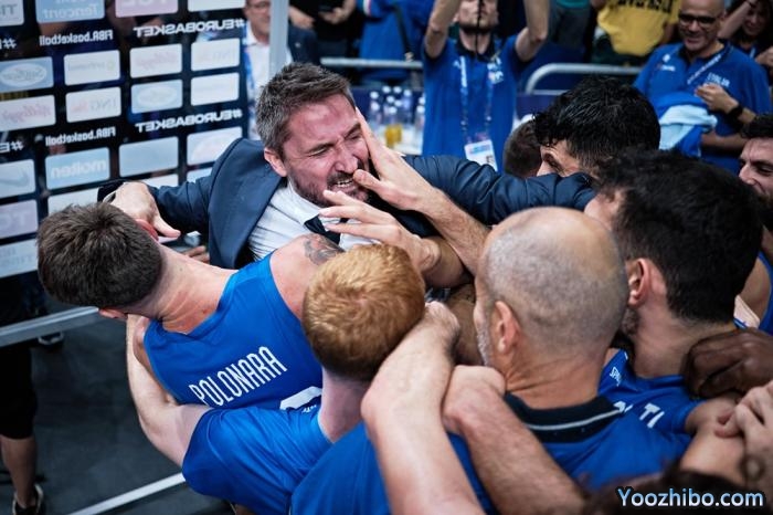 意大利主帅熊抱亲吻字母哥疯狂庆祝 被驱逐后他哭了