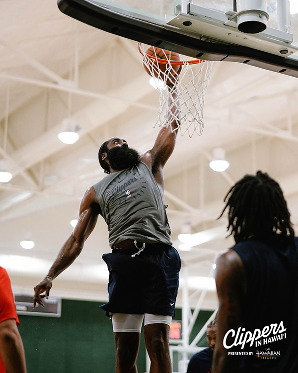 哈登霸气暴扣展肌肉，趣与球迷合影，卢帅寄望其领导快船