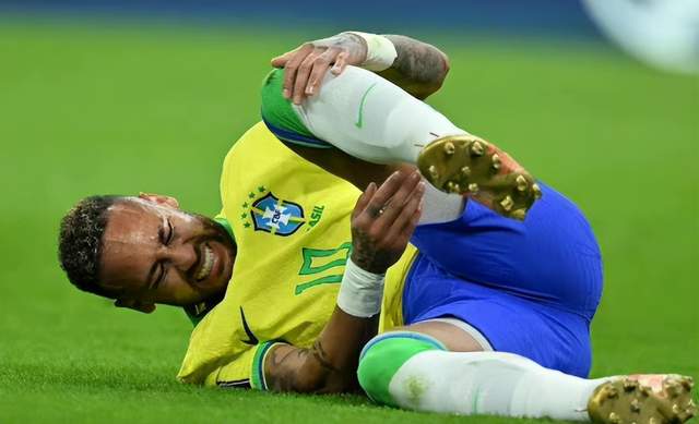 世界杯揪心一幕！内马尔脚踝被踢90度变形，肿胀照片曝光本人痛哭