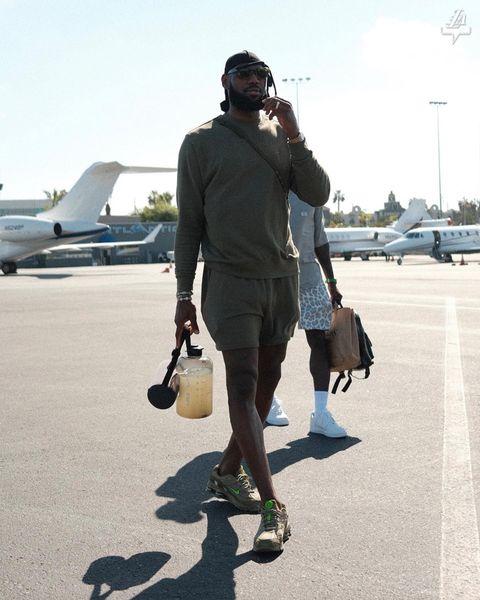 湖人众将飞往赌城：詹威领衔下一场战太阳 詹姆斯有望迎来大爆发