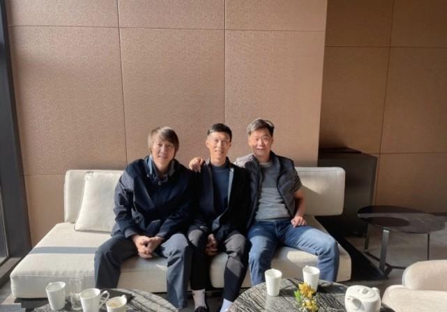 无官一身轻？李铁下课后首度亮相气色变好！合影李霄鹏：国足新帅露倦容