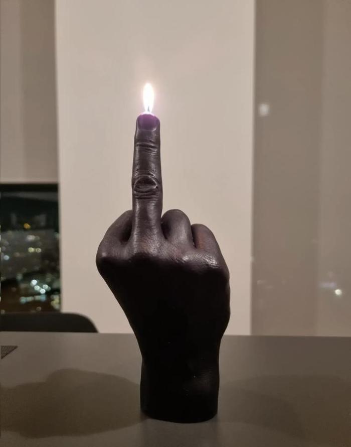 另类庆祝圣诞？伊布发布怪异烛台照