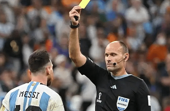 梅西赛后怒了！抨击掏17张黄牌的裁判，采访爆粗，被指不如马宁