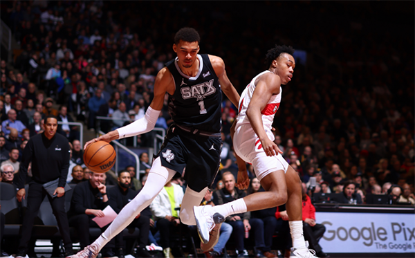 文班27+14+10帽三双狂刷纪录：攻防一体打爆对手 霸气隔扣天赋太逆天