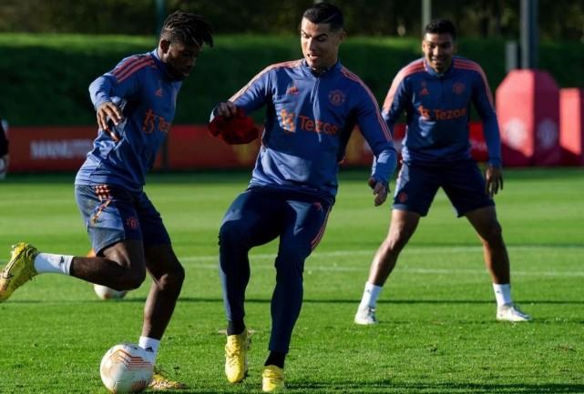 回来了！C罗重返曼联一线队训练，换寸头新发型，滕哈格高兴问题解决