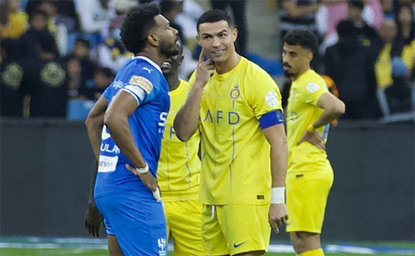 不服！C罗进球被吹引争议，被撞倒没点球，连续20场不败终结