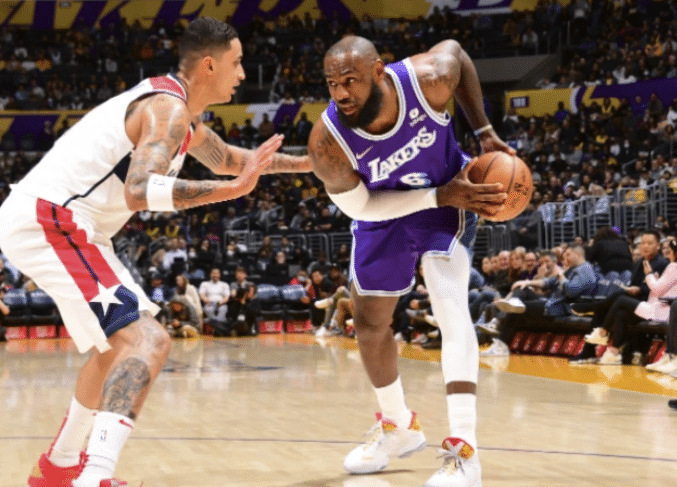 詹姆斯超神又狂刷纪录，50+7+6！仰天怒吼全场高呼MVP