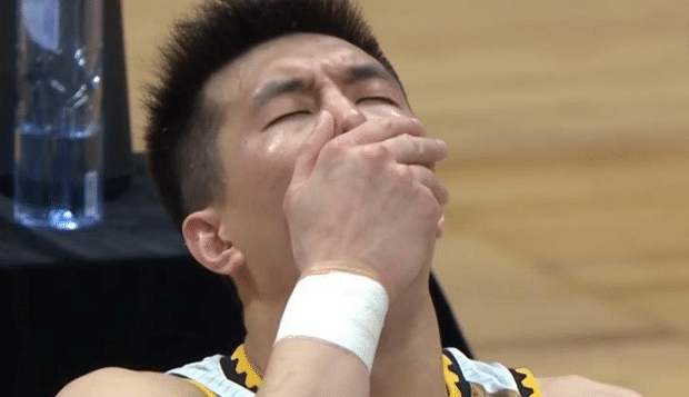 郭艾伦腿上缠满肌贴+无暇庆祝，自我调侃：缠成木乃伊的腿