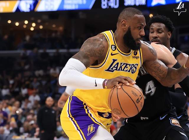 13中2！湖人三巨头全失准，哈姆听战术沦为看客，詹皇绝望离场