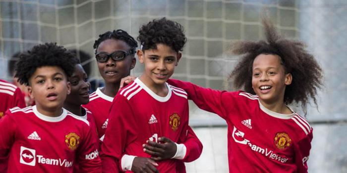 次曝迷你罗为曼联破门画面首！身披24号抢点得分，复制父亲庆祝