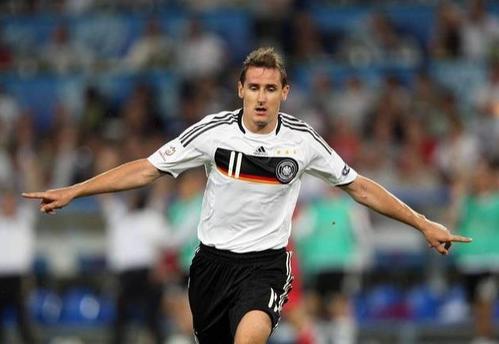 克洛泽更是世界杯历史进球最多的球员，打入16粒进球
