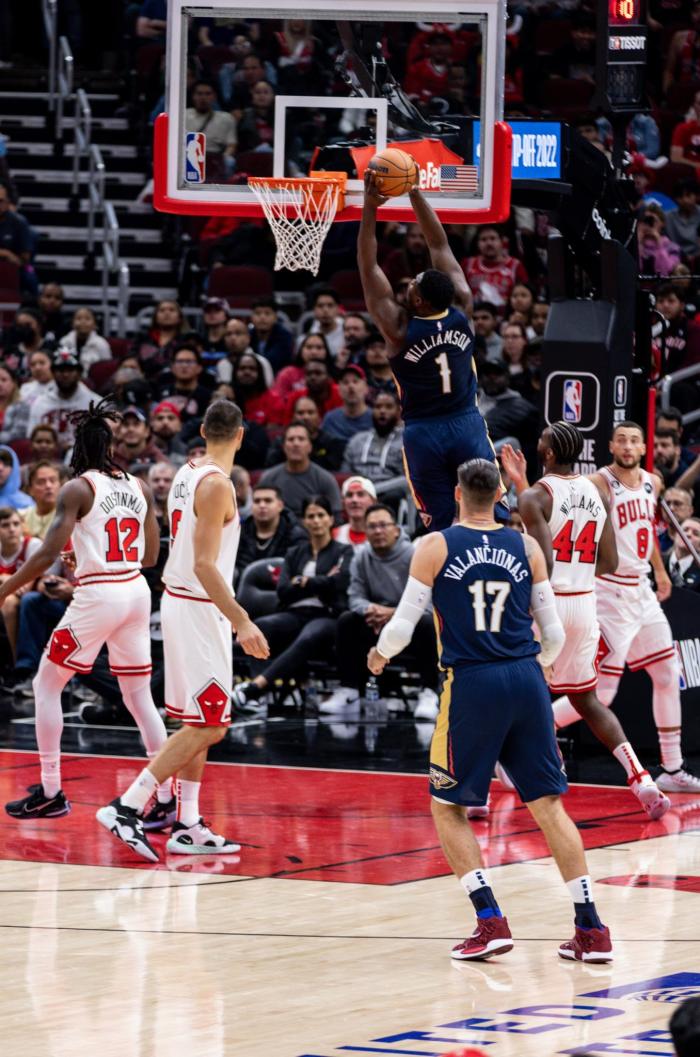 锡安时隔519天重返赛场：双手暴扣宣告回归 莺歌观战邋遢造型抢镜