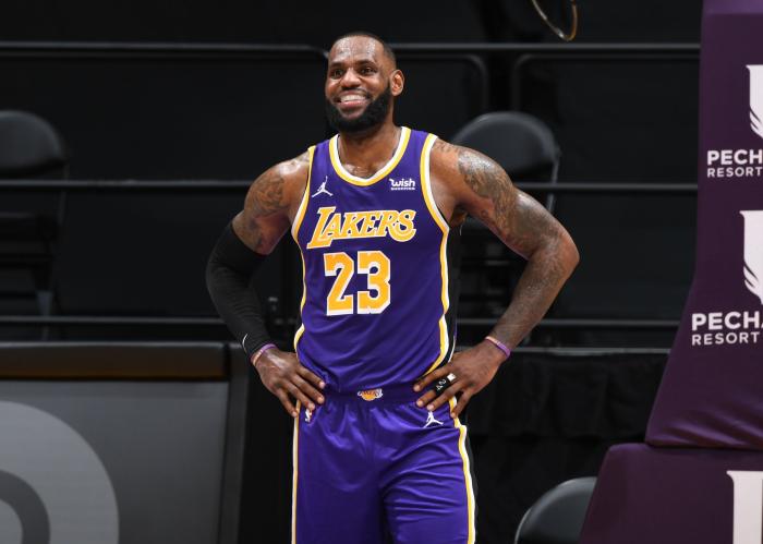 11投21+11+8！詹皇罕见吃T+疯狂隔扣吓坏对手，全联盟谁能防住他？