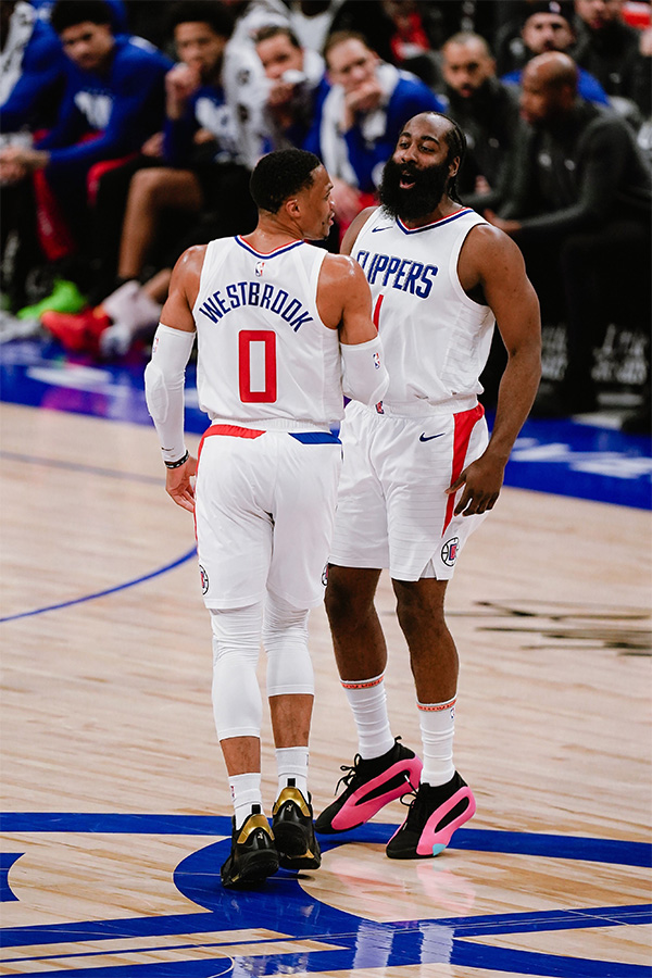 威少25000分连创纪录：比肩詹皇成历史第二人 哈登咧嘴大笑祝贺他