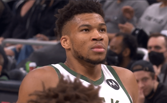 火爆！字母哥惨遭隔扣，德拉季奇首秀抢镜，纳什神色凝重