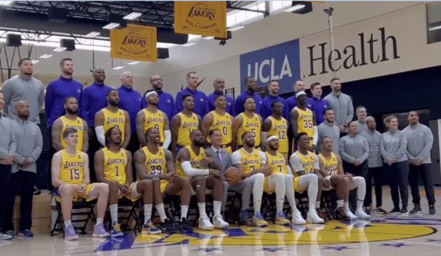 湖人全队大合影出炉！佩林卡C位詹皇浓眉坐其两侧，威少站第二排
