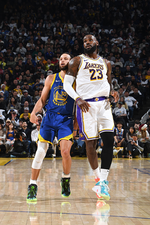 圣诞惊喜！詹姆斯全家福亮相，幸福美满共贺佳节，里夫斯绝杀添彩