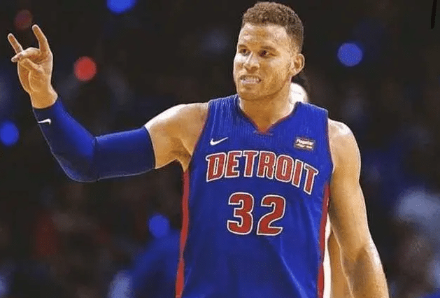 砸球领技犯！活塞悍将大骂西蒙斯+被驱逐，裁判鬼魅一笑太抢镜