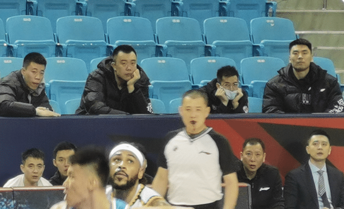 暖男！郭艾伦不让粉丝刷礼物，却坑队友，喊话球迷：太冷快回去