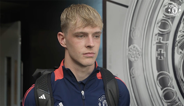 滕哈格心腹中场伤停一个月！曼联中场告急，范尼钦点 “红魔布教授” 救场