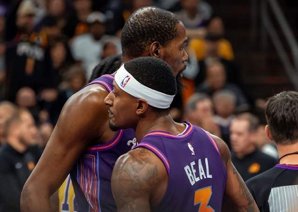 扎心！争冠大热又遭打击，35岁MVP孤军奋战，三巨头合体遥遥无期