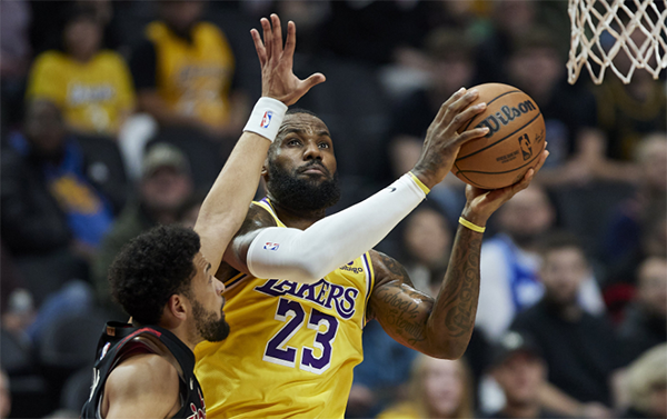 湖人因枪击事件紧急撤离！詹皇回应末节造23分 又刷新历史最老纪录