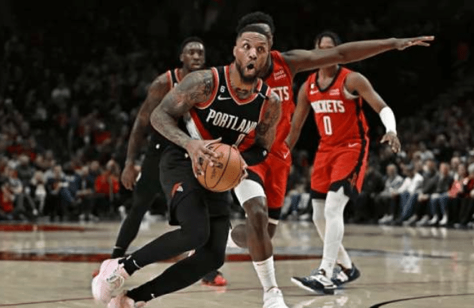 利拉德71+13三分狂刷22项纪录：超越詹皇比肩科比 全场高呼MVP