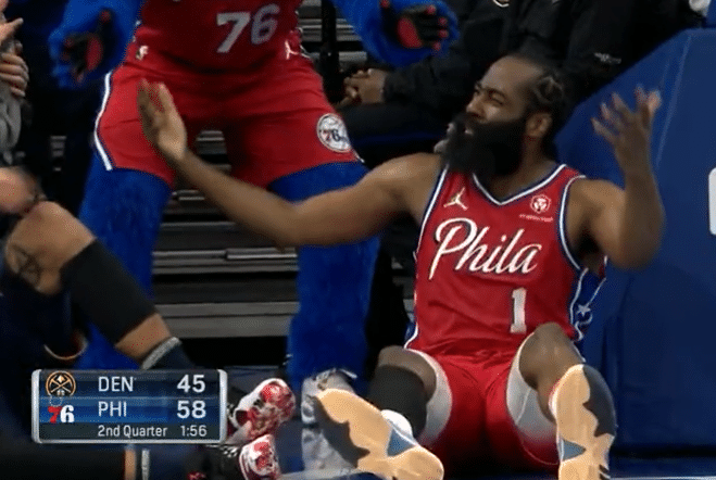 NBA扎心一幕！被拽翻却遭无视，哈登摊手不敢信，里弗斯暴跳如雷