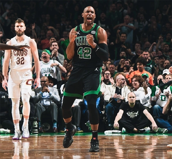 霍福德表现神勇刷纪录比肩詹皇 22+15 格林被骂惨