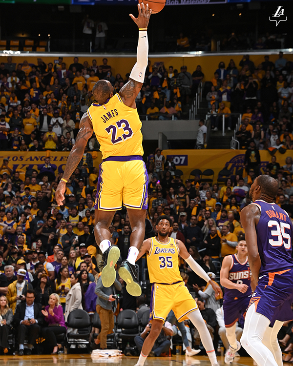 詹皇晒逆天弹跳一幕！湖人高呼怎么做到的 末节独造14分超太阳全队