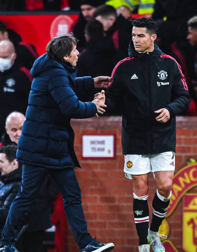 被打服！热刺名帅赛后主动握手道贺C罗，发布会盛赞：他与梅西当代最佳