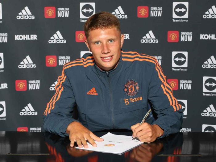 曼联官宣续约青训中卫！新C罗下赛季球衣号确定，恐未到出头之日