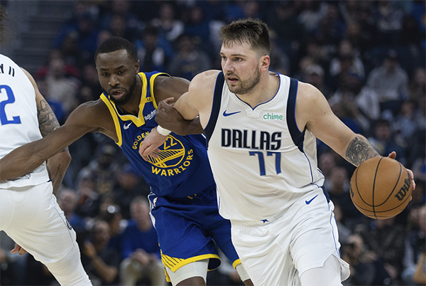 东契奇大发神威！轰 45 分三双连破纪录，带伤作战复仇勇士扬威