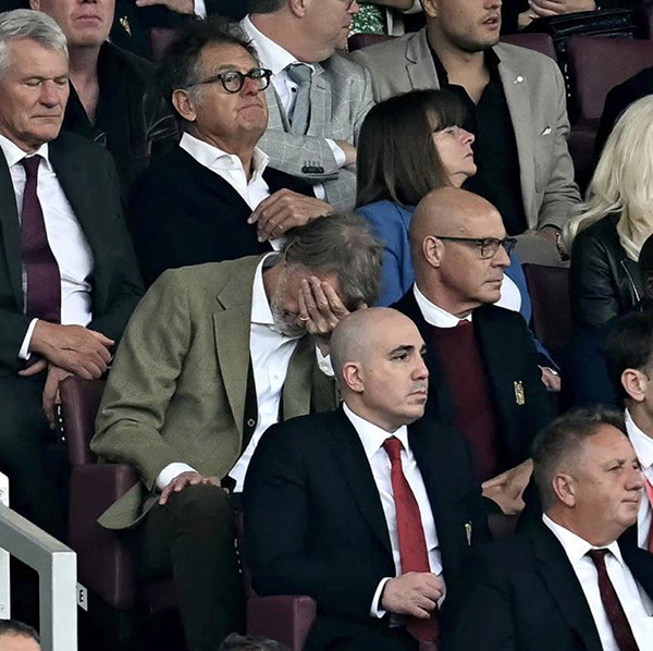 曼联双 “爵” 陷争议，六成球迷不满现状，弗格森出手叫停错误走向