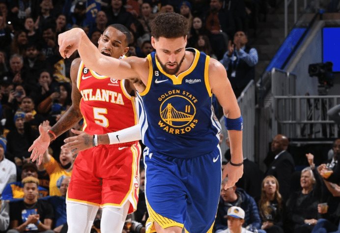 汤普森54+10三分狂刷纪录：挥拳怒吼库里欢呼 詹皇发推高呼克莱