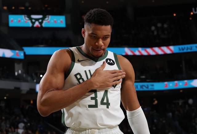 双超巨轰65分！字母哥创55年纪录，雄霸十项队史第一，比肩3超巨