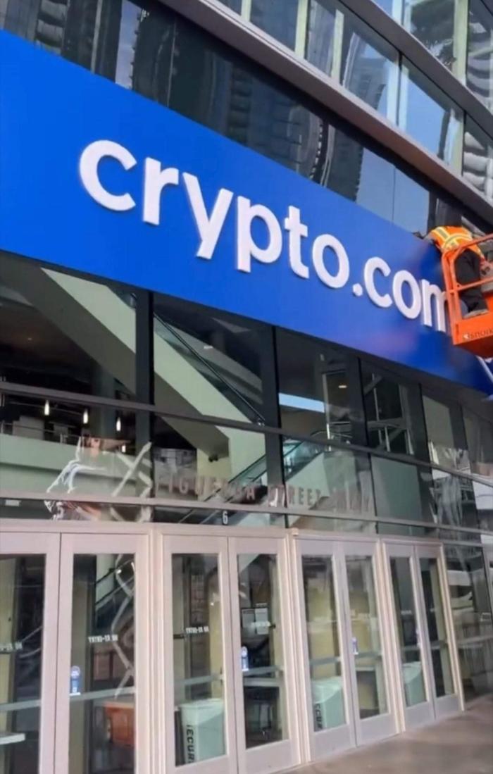 湖人主场正式更名，再见了斯台普斯！新标志已被安装在球馆大门口