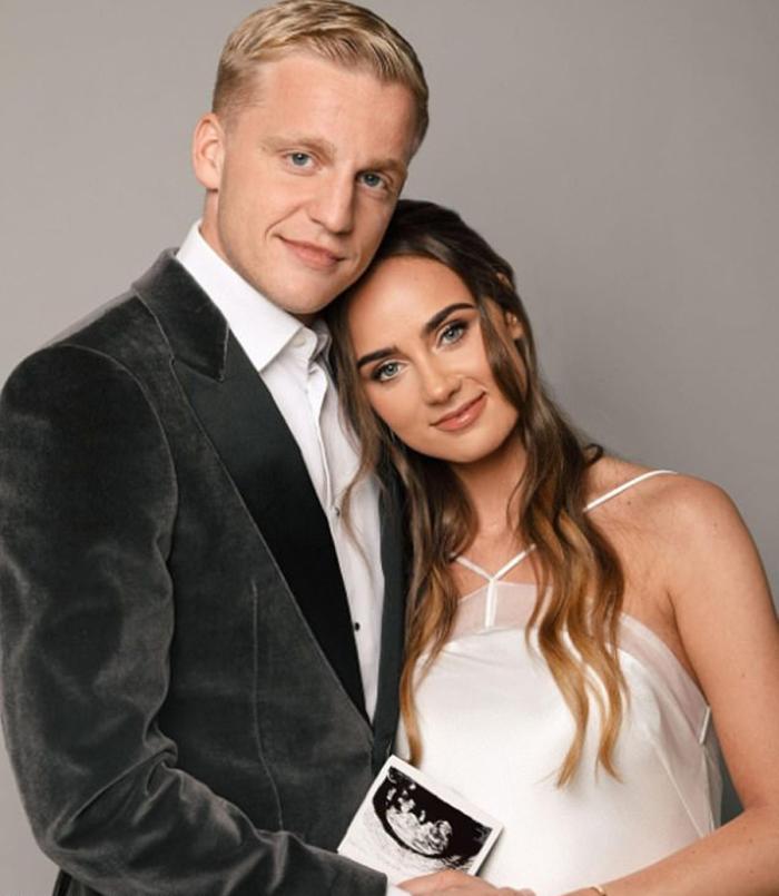 范德贝克女友怀孕，在曼联也看到曙光！名宿戏称其子可取名叫奥莱