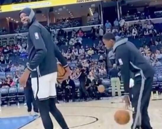 灰熊女球迷招募KD一幕曝光！杜兰特回眸一笑 美媒晒9换1交易方案