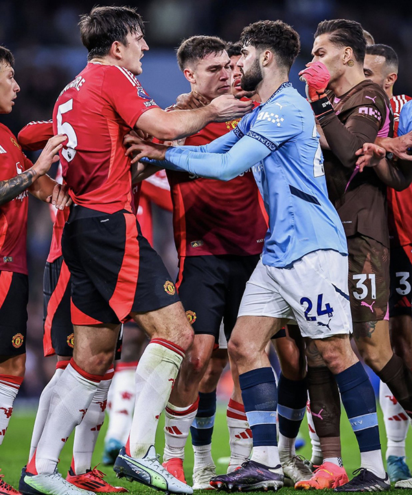 岁末英超关键战：曼联迎战连胜纽卡，主力停赛伤缺频现，谁能扛起队长重任？