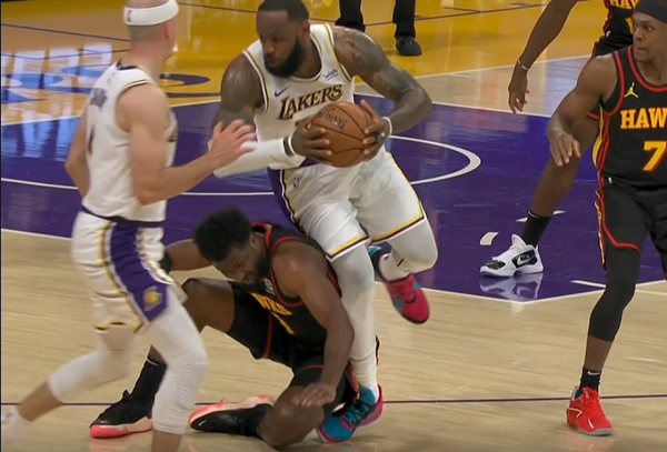 詹姆斯伤退：岁月不饶人 湖人后程堪忧