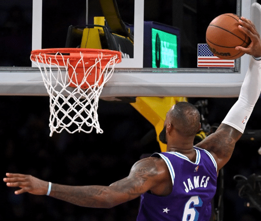 为何说詹皇是NBA巅峰最长之人？看看他20岁的场均得分就知道了