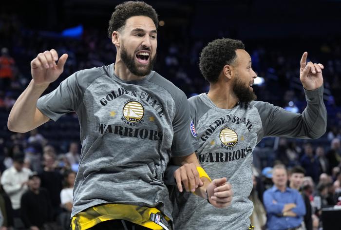 勇士全队乘车前往萨城！冲冠海报+口号出炉：普尔C位三巨头最后一排