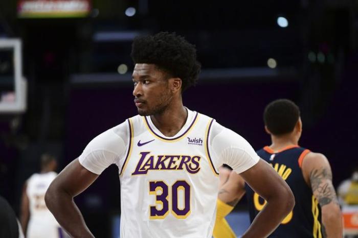 0分1帽1板！湖人首发末节遭弃用，抱歉，你真成不了下一个霍华德