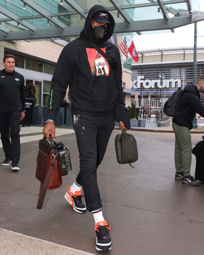 36岁詹姆斯攻防一体，10分钟9+5+4+2帽1断！破两大历史纪录