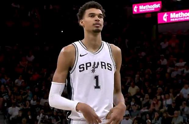 1.85亿先生的噩梦：8中2，文班亚马用天赋制造 “惨案”